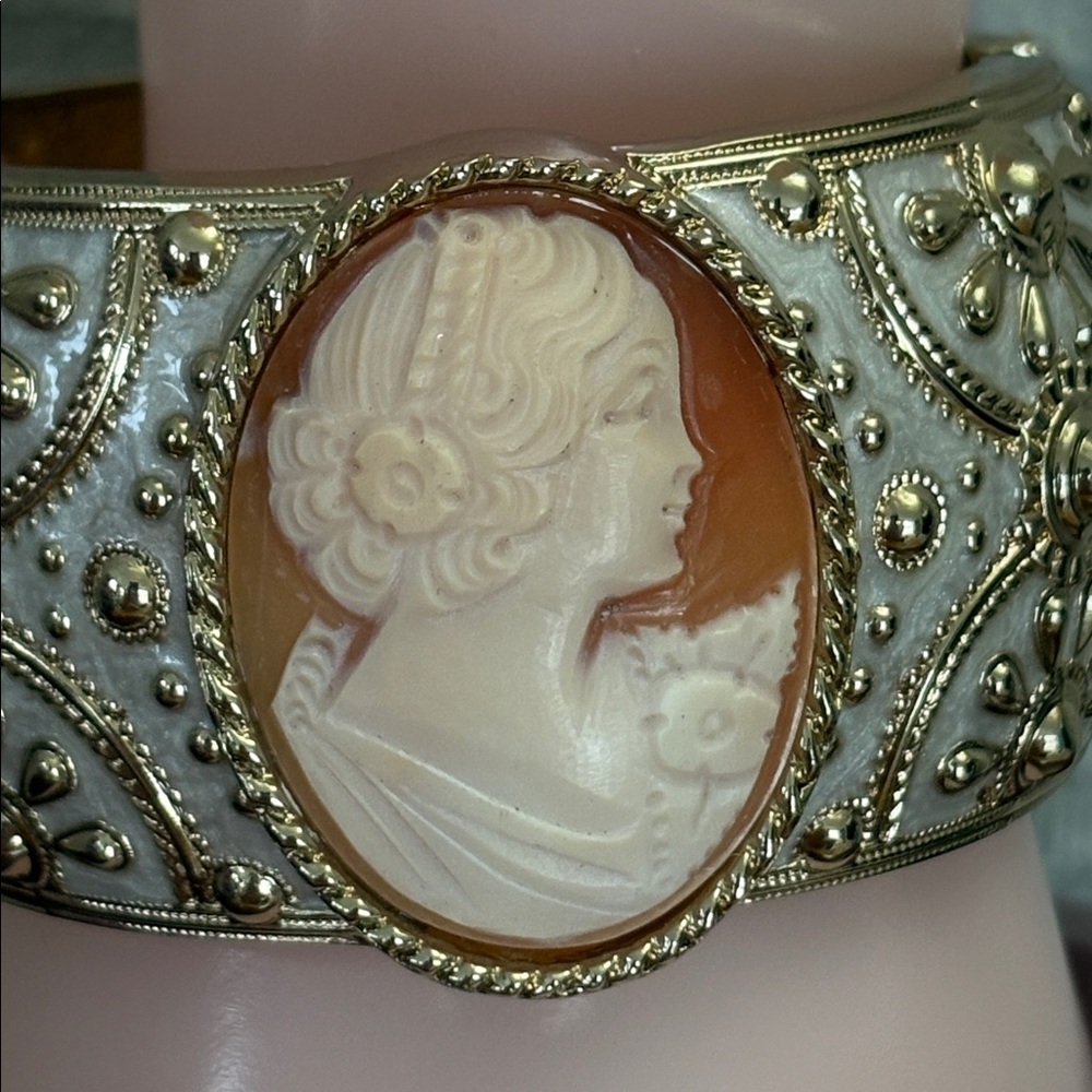 Amedeo Cameo La Piazetta Clamp Bracelet Bangle Hinged Gold Tone Cream Enamel EUC - Picture 3 of 12